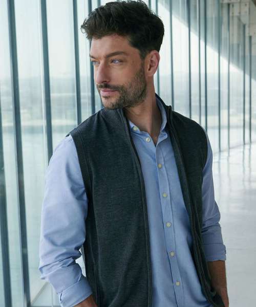 Sleeveless zip-through jumper